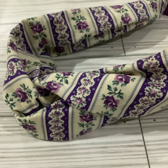 Handmade purple floral elastic fabric headband - Picture 3 of 5